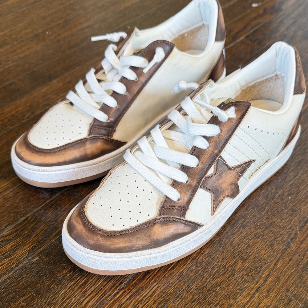 Vintage Havana Low-Top Sneakers in White with Gold Accent